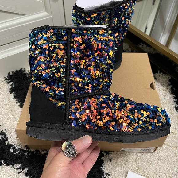 NIB Women’s Size 6 (Euro Size 36) UGG Classic Mini Sequin In Medallion Blue - Picture 5 of 15